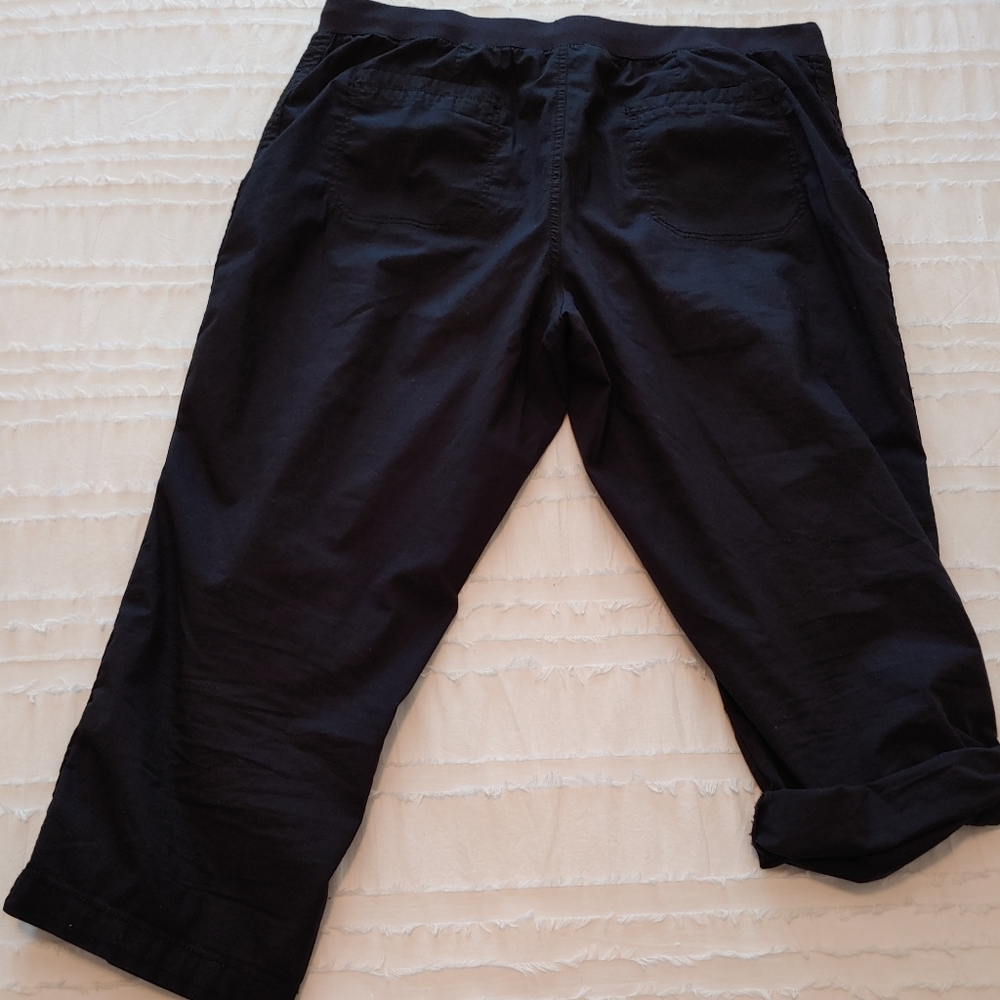 Black cargo capris